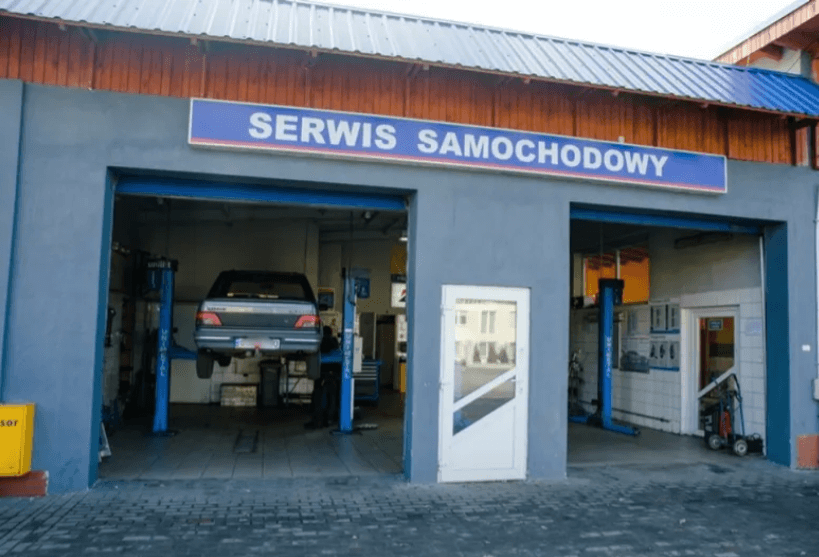 Front warsztatu AUTO KRUK przy Trakcie Królewskim 592 w Łapczycy