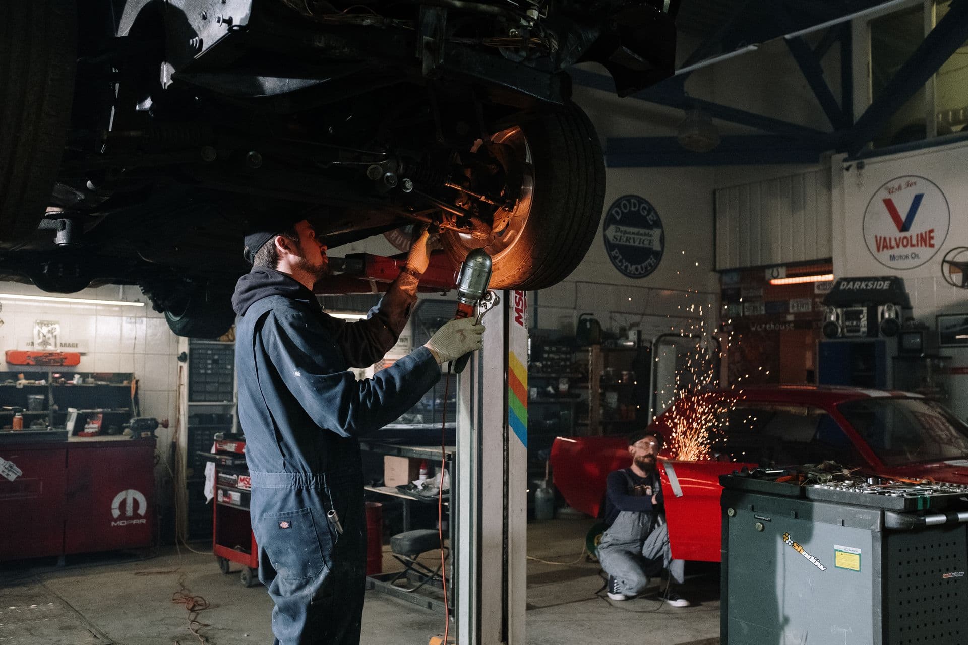 Mechanicy AUTO KRUK podczas naprawy samochodu w Łapczycy